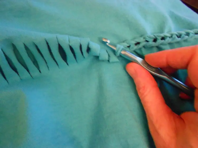How to Alter a Man's T-shirt Again braiding cuts using crochet hook