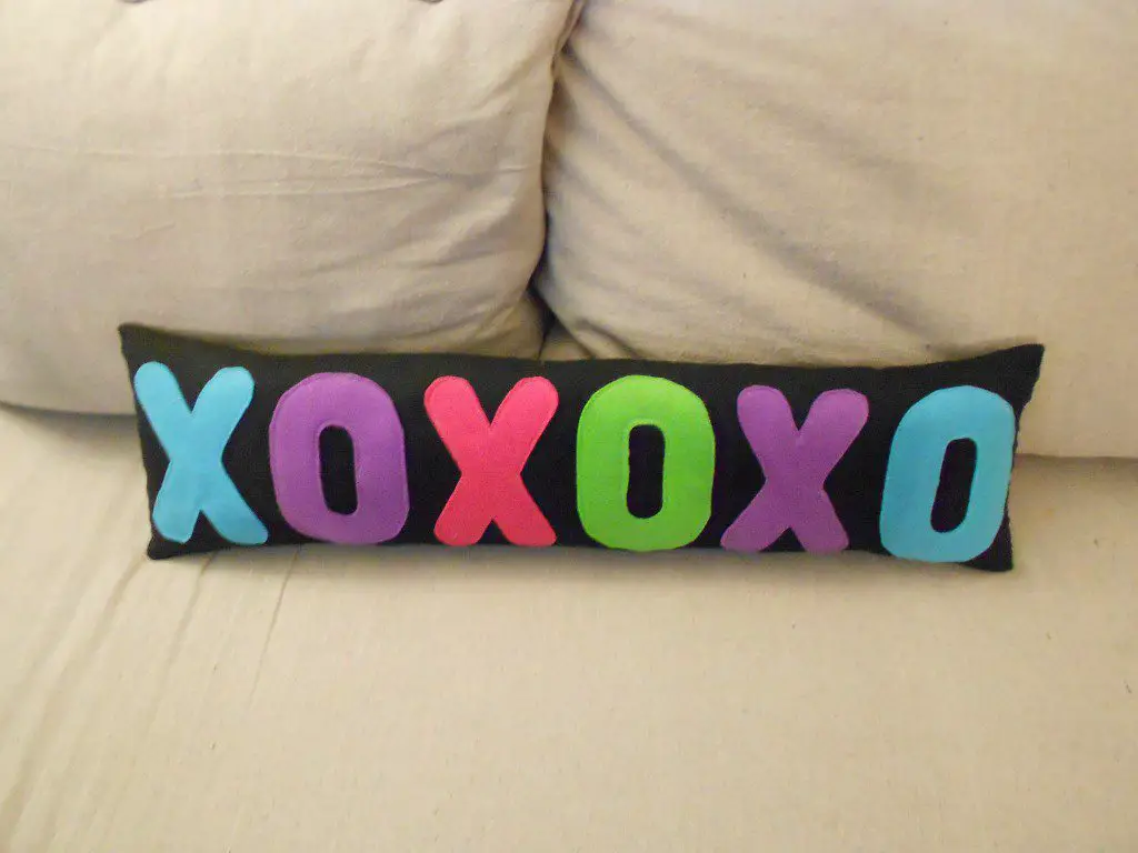 XOXOXO Pillow DSCN0523