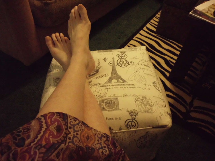 Make a Canvas Cube resting my feet on the cube!
