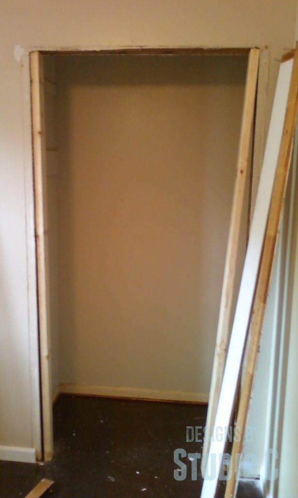 installing closet doors Photo10291406
