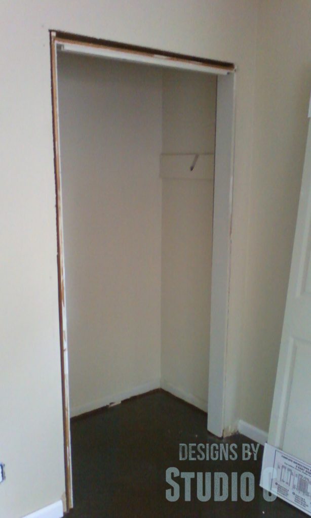 installing closet doors Photo10291520