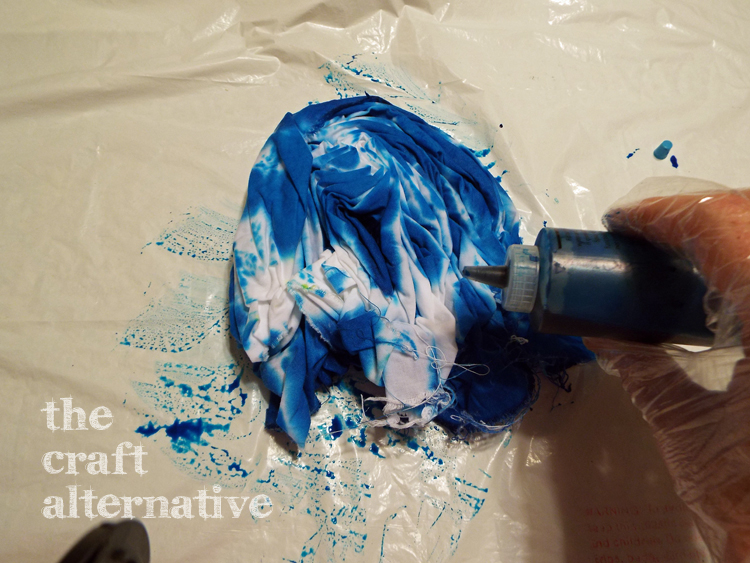 How to Tie Dye Fabric for a Quilt pouring dye on the fabric
