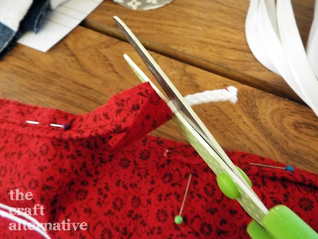 Easy to Make Holiday Pillow Covers_Trim Piping