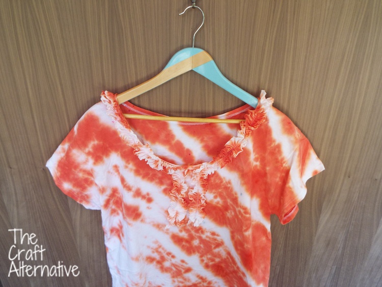 T-Shirt with Ruffles and Tie Dye_Close Up