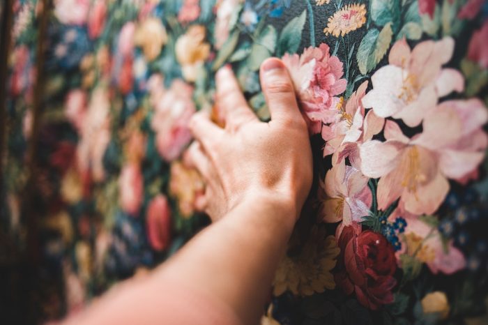 tips for choosing wallpaper hand on beautiful floral