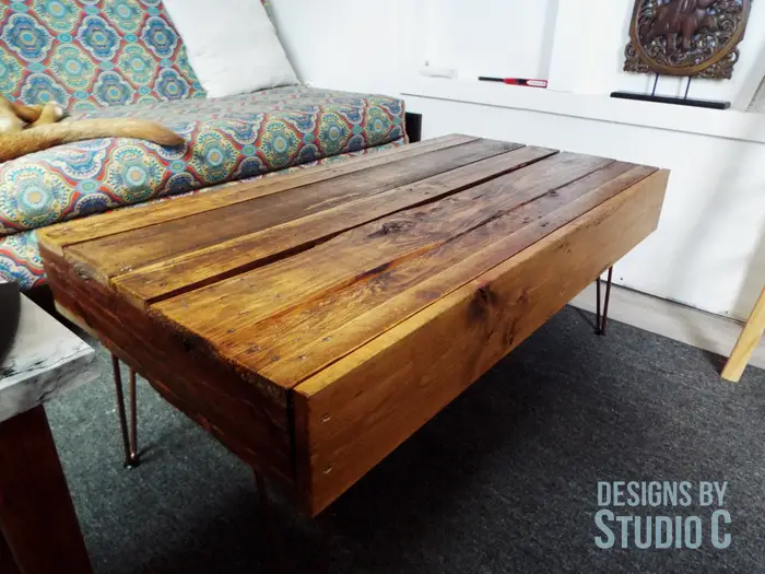 DIY Furniture Plans to Build a Pallet Coffee Table_Completed View