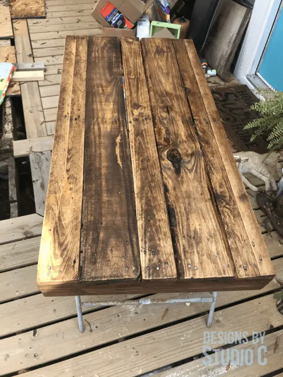 Build a Pallet Coffee Table_Outside