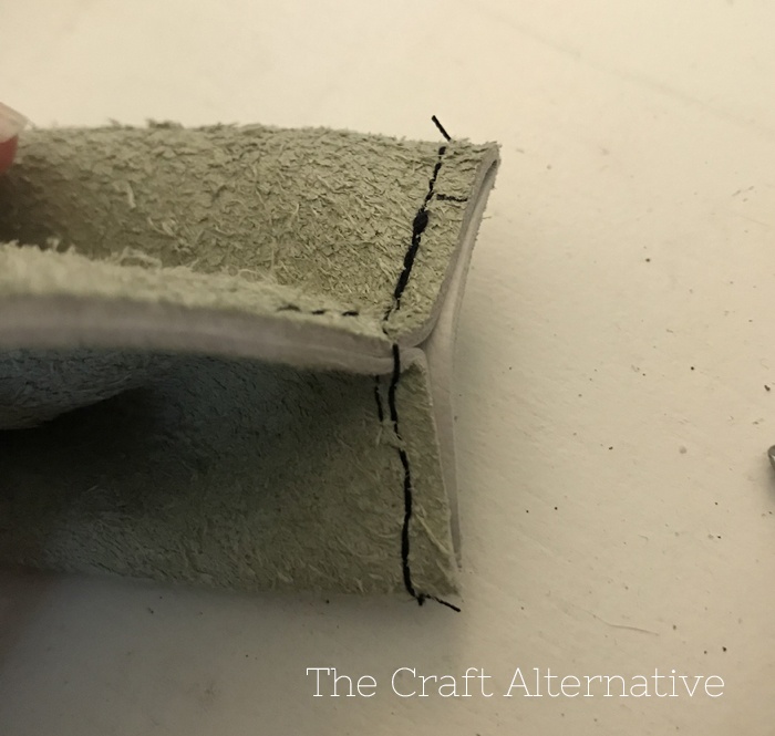 easy-sew-diy-leather-pouch-lower-seam