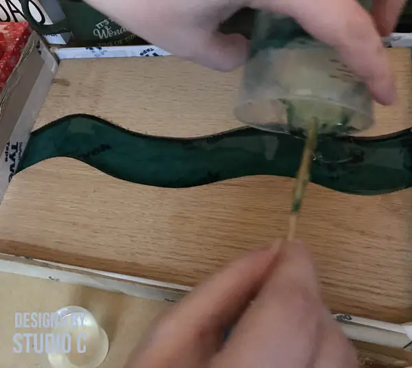 how to make a cutting board with resin mixing an pouring resin